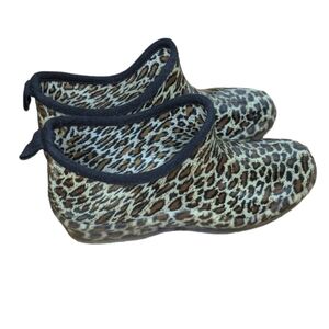 Corky's Stormy Leopard Print Woman's Size 11